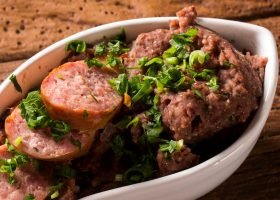 Tutu de feijão com linguiça semi-defumada